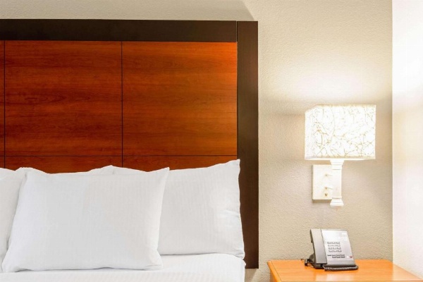 La Quinta Inn & Suites by Wyndham San Antonio Airport image 8